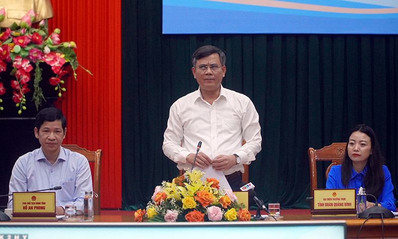 Các đồng chí lãnh đạo UBND tỉnh và Tỉnh đoàn điều hành hội nghị