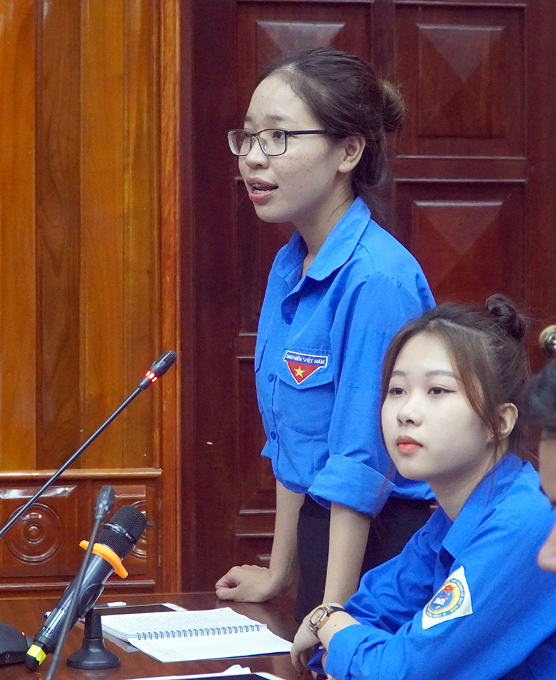 Đại biểu đặt câu hỏi thảo luận hỏi tại hội nghị