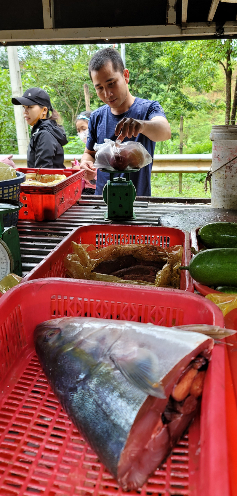 Mặt hàng hải sản tươi nguyên.