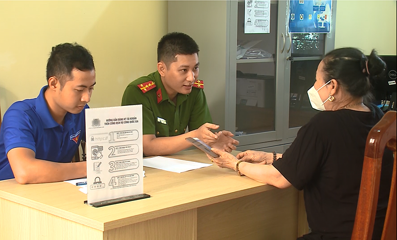 Công an TP. Đồng Hới tổ chức thí điểm tiếp nhận hồ sơ trực tuyến tại Công an phường Nam Lý.
