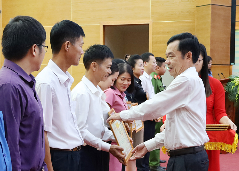 Đại diện lãnh đạo TP. Đồng Hới tặng giấy khen các tập thể đạt thành tích xuất sắc tại Đại hội TDTT TP. Đồng Hới lần thứ IX.
