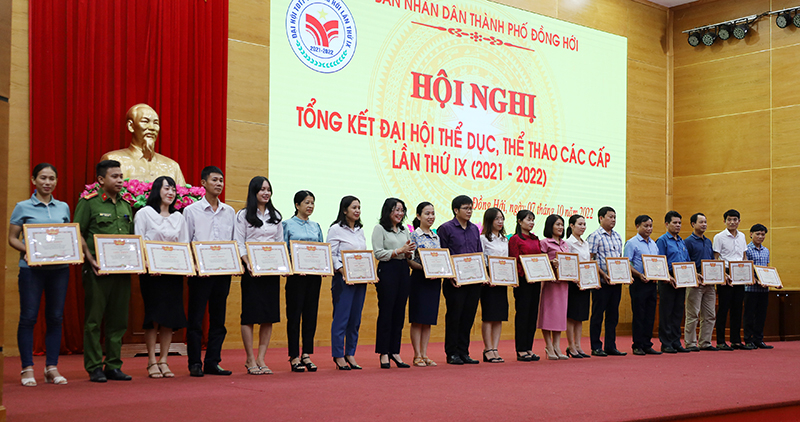 Đại diện lãnh đạo TP. Đồng Hới tặng giấy khen các cá nhân đạt thành tích xuất sắc tại Đại hội TDTT TP. Đồng Hới lần thứ IX.