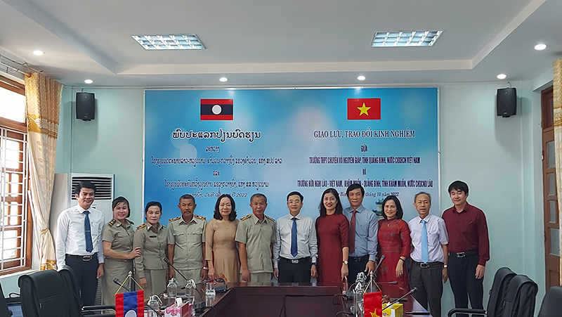 Lãnh đạo sở Giáo dục - Đào tạo Quảng chụp ảnh lưu niệm cùng hai trường