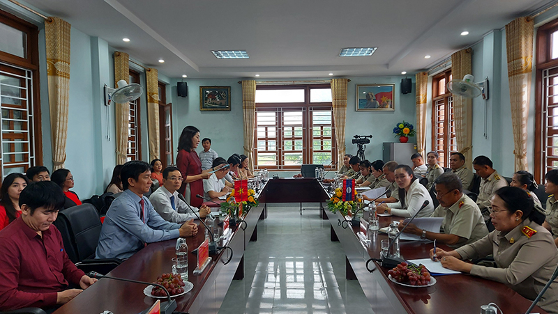  Đại diện hai trường trao đổi với nhau nhưng nội dung liên quan đến công tác giáo dục đào tạo