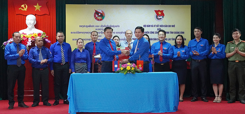 Đại diện lãnh đạo Tỉnh đoàn Quảng Bình-Khăm Muộn ký kết biên bản ghi nhớ năm 2022.