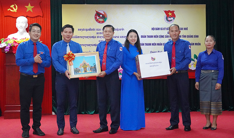 Đại diện lãnh đạo Tỉnh đoàn Khăm Muộn tặng quà lưu niệm cho Tỉnh đoàn Quảng Bình.