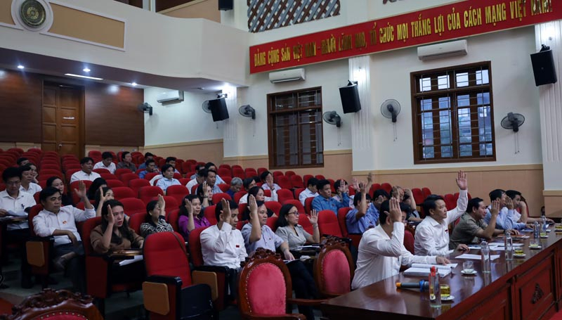 Các đại biểu tiến hành biểu quyết thông qua các dự thảo nghị quyết được nêu ra tại kỳ họp.