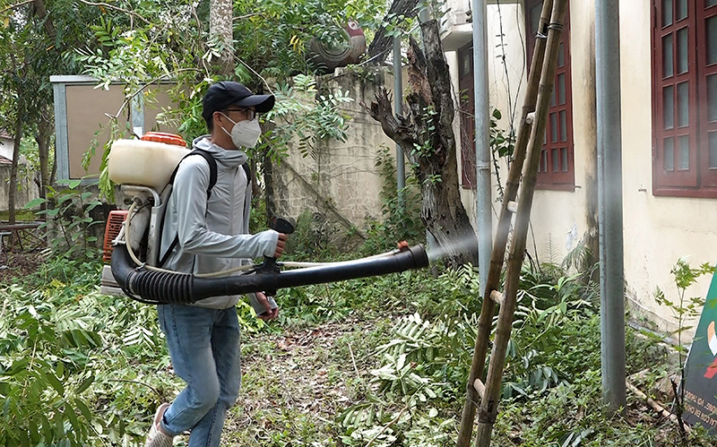 Cán bộ của Trung tâm Y tế TX. Ba Đồn đến tận nhà dân phun thuốc chống muỗi, phòng bệnh SXH.