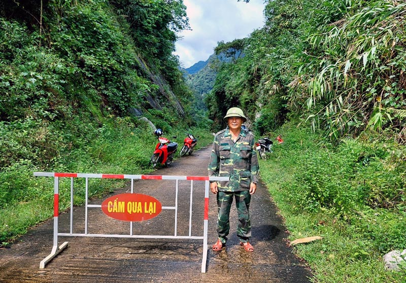 Đồn Biên phòng Cà Xèng bố trí lực lượng phối hợp với chính quyền địa phương đặt biển cảnh báo, không cho người dân qua lại nơi nguy hiểm do sạt lở núi đá.