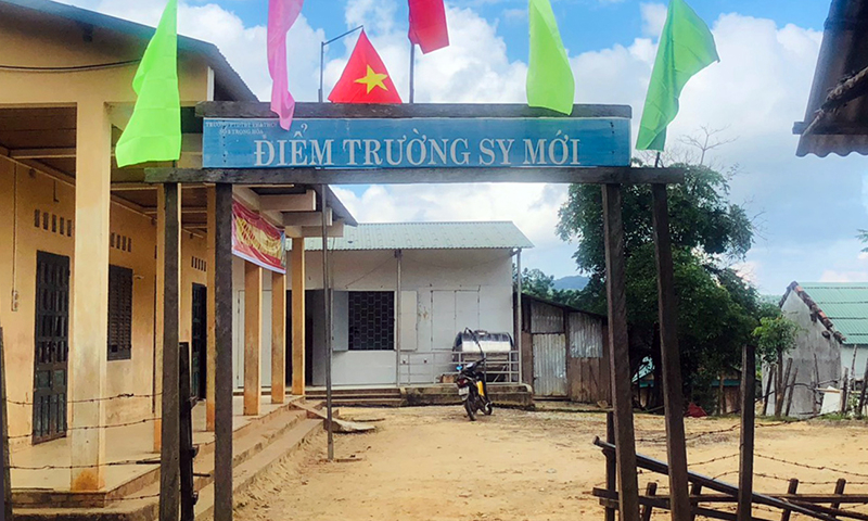 Điểm trường bản Sy thuộc Trường phổ thông dân tộc bán trú tiểu học và THCS số 2 Trọng Hóa chỉ có hai phòng học, 1 phòng ăn và chái bếp.