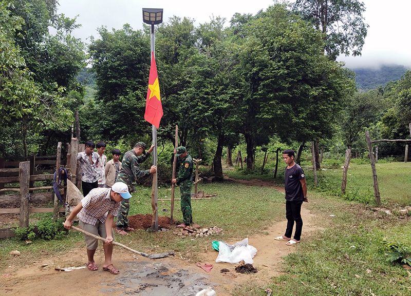 Cán bộ, chiến sỹ Đồn Biên phòng Làng Mô và đoàn viên thanh niên xã Trường Sơn thi công công trình “Ánh sáng vùng biên” tại bản Dốc Mây.