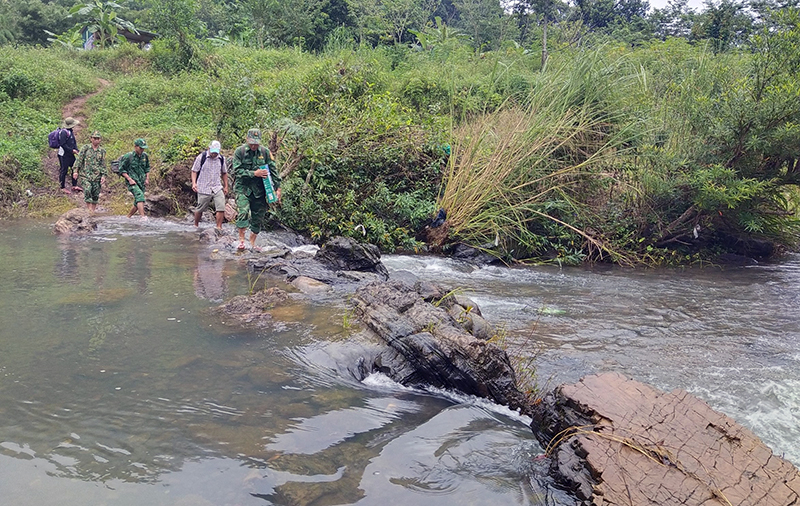 để vào bản phải đi hơn 20km đường rừng, qua nhiều đường mòn nhỏ, khe suối và dốc đá cheo leo. 