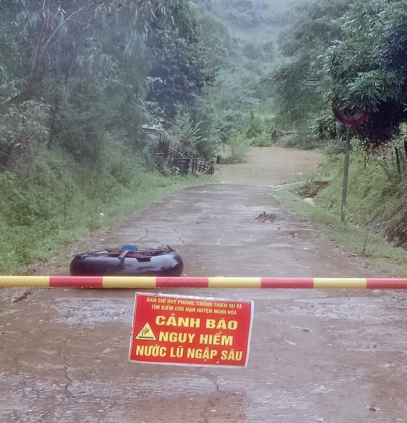 Mưa lớn khiến ngầm tràn bến Seeng bị ngập sâu trong nước lũ, gây chia cắt cục bộ thôn 4, 5 với vùng trung tâm xã Tân Hóa trong ngày 10/10/2022. 