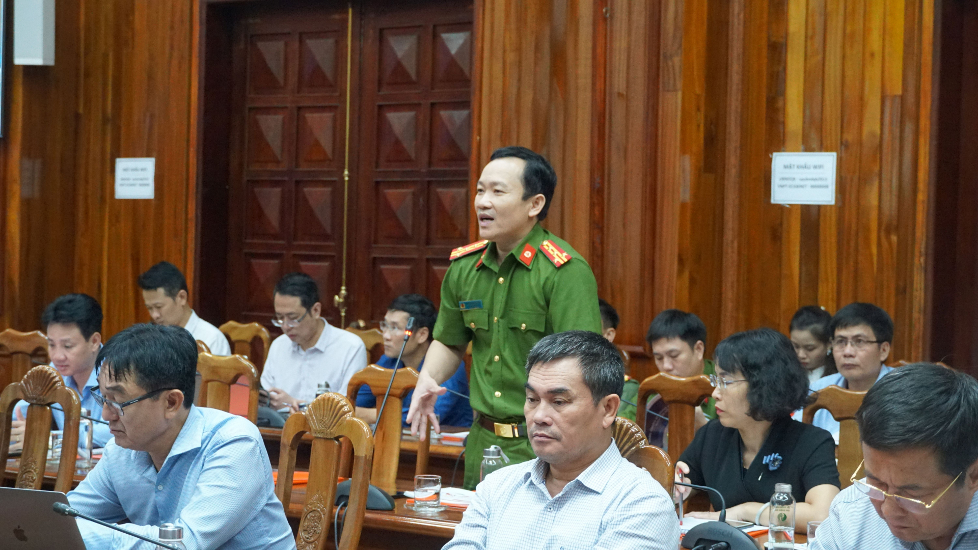 Đại biểu đặt câu hỏi trao đổi tại hội thảo.