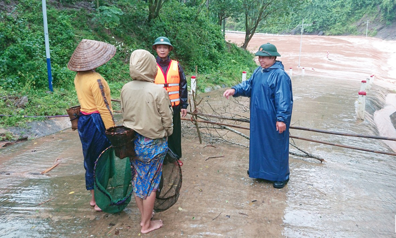 Cán bộ Đồn Biên phòng Cồn Roàng lập cảnh báo, ngăn chặn người dân vượt ngầm và đánh bắt cá ven sông suối.