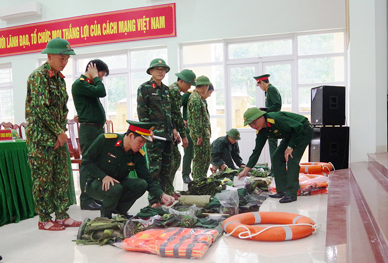 Kiểm tra quân, tư trang cá nhân mang theo khi có tình huống.