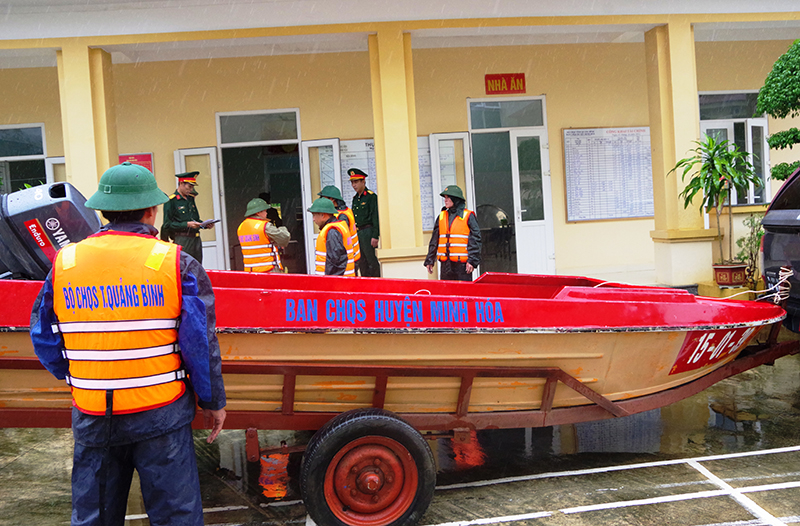 Kiểm tra phương tiện tàu xuồng ứng cứu lụt bão.
