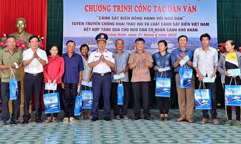  Đại diện lãnh đạo Bộ Tư lệnh Vùng Cảnh sát biển 1, Ban Dân vận Tỉnh ủy và cấp ủy, chính quyền địa phương tặng quà cho ngư dân huyện Bố Trạch. 