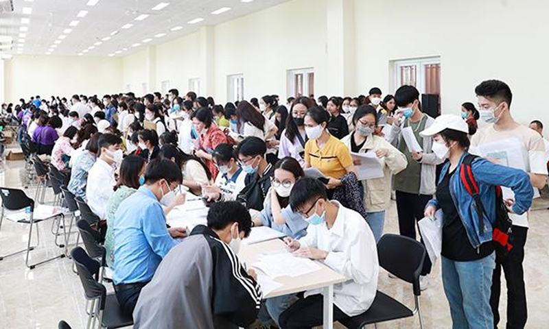 Thí sinh trúng tuyển vào Đại học Quốc gia năm 2022 làm thủ tục nhập học. (Ảnh QUỐC TOẢN)