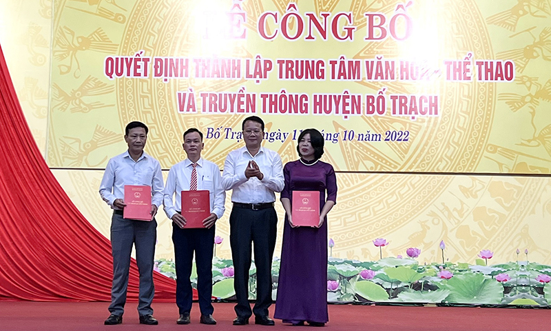 Lãnh đạo UBND huyện Bố Trạch trao quyết định bổ nhiệm lãnh đạo Trung tâm Văn hóa-Thể thao và Truyền thông huyện Bố Trạch.