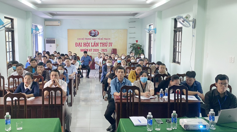 Trung tâm Y tế huyện Bố Trạch tập huấn về sử dụng an toàn vắc xin phòng Covid-19 cán bộ làm công tác tiêm chủng vắc xin phòng Covid-19 trong chiều 11/10.