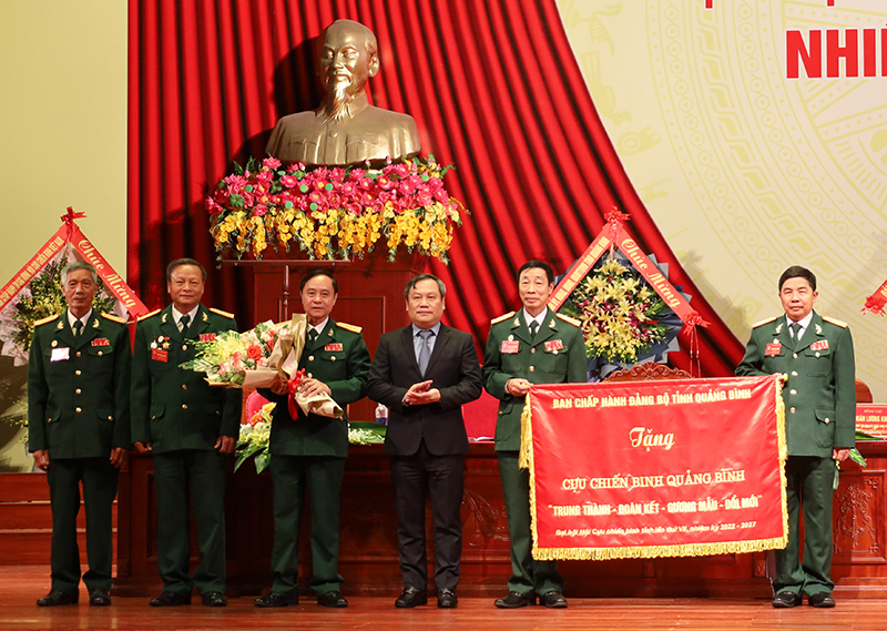 Đồng chí Bí thư Tỉnh ủy Vũ Đại Thắng tặng đại hội bức trướng mang dòng chữ: “Cựu chiến binh Quảng Bình: Trung thành-Đoàn kết-Gương mẫu-Đổi mới”.