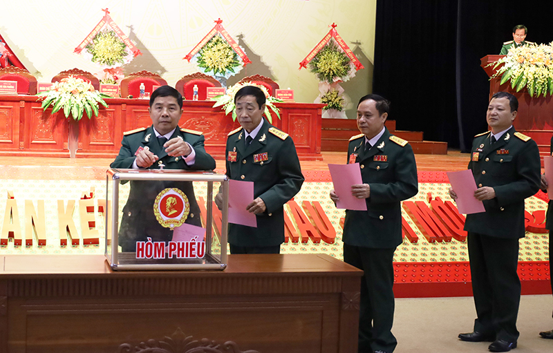 Đoàn Chủ tịch bỏ phiếu bầu Ban Chấp hành Hội CCB tỉnh khóa VII.