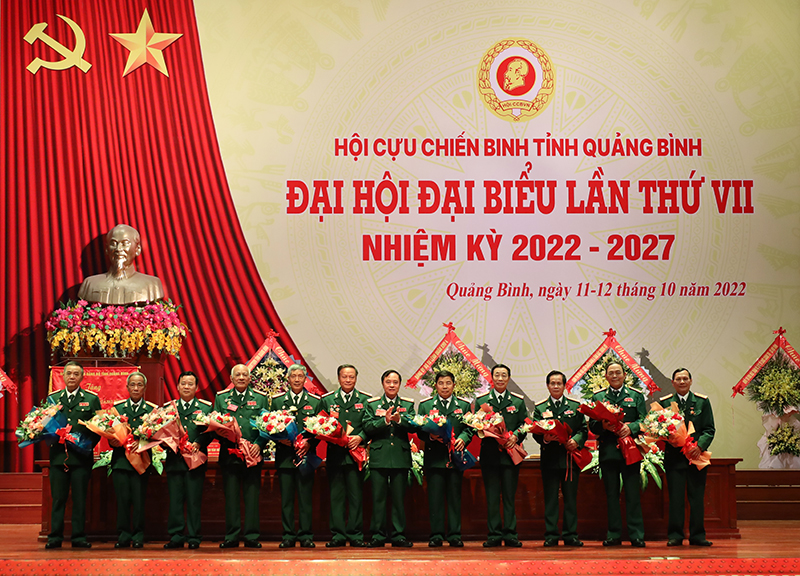 Đồng chí Chủ tịch Hội CCB tính khóa VII tặng hoa cho các đồng chí Ủy viên Ban Chấp hành Hội CCB khóa VI không tái cử.