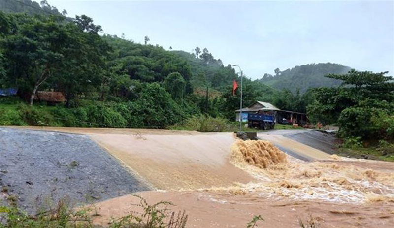 Trên địa bàn tỉnh Quảng Bình hiện có hơn 20 điểm bị ngập úng và sạt lở, ảnh hưởng đến đời sống của nhân dân. (Ảnh: TTXVN phát)