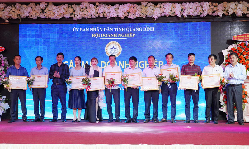 Đồng chí Phó Chủ tịch Thường trực UBND tỉnh Đoàn Ngọc Lâm và đồng chí Phó Chủ tịch UBND tinht Hồ An Phong trao bằng khen của Liên đoàn Thương mại và Công nghiệp Việt Nam cho các tập thể, cá nhân.