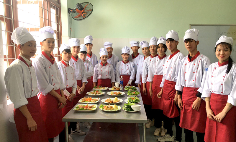 Học nghề gắn với học văn hóa giúp học viên sớm tiếp cận nhiều cơ hội việc làm, rút ngắn thời gian đào tạo.