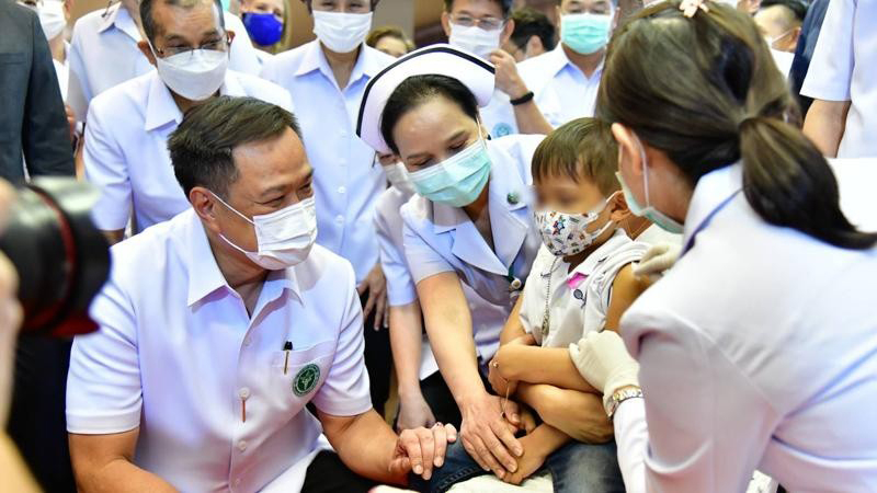 Những trẻ nhỏ đầu tiên được tiêm vaccine ngừa Covid-19 ở Thái Lan. (Ảnh: Bộ Y tế Thái Lan)