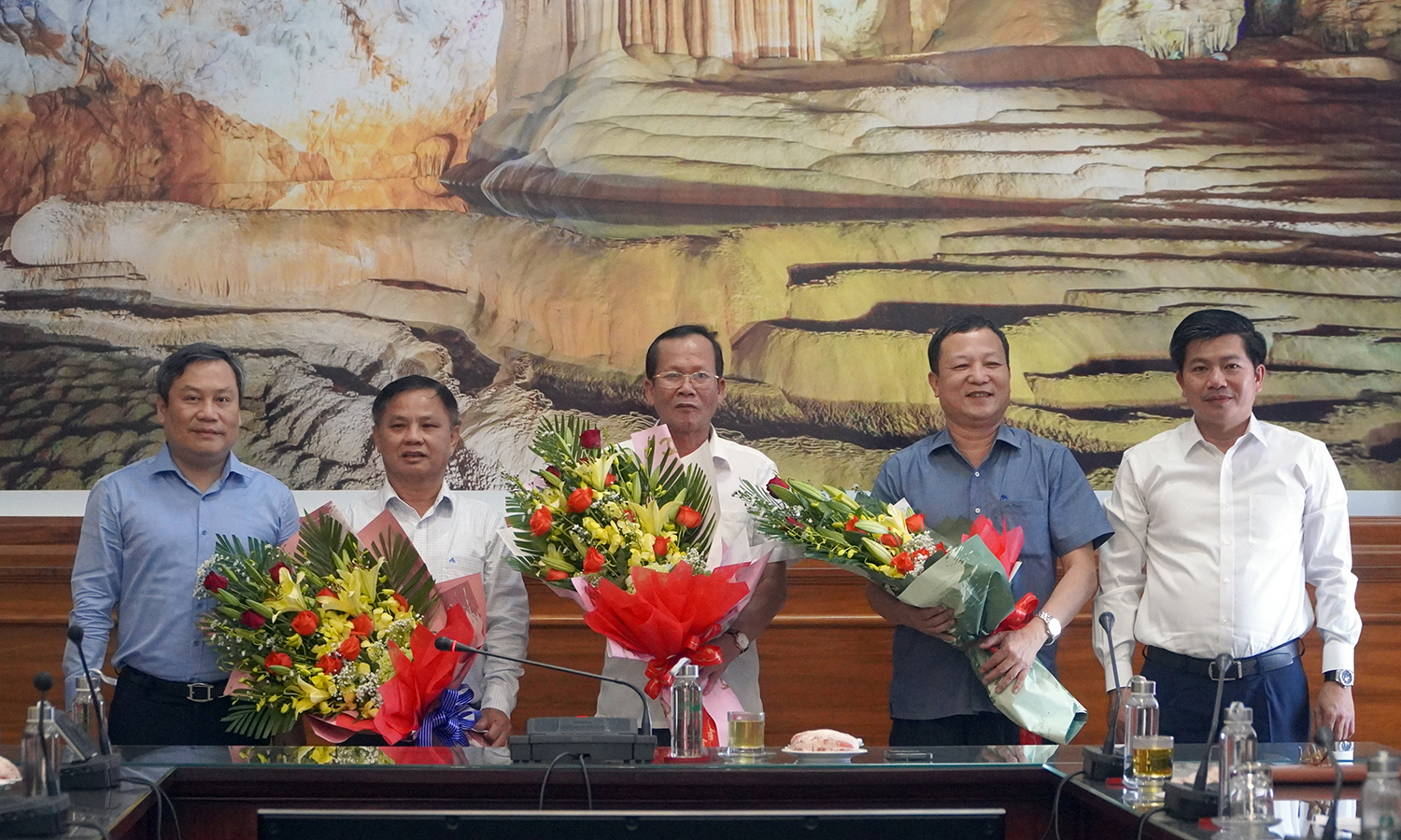 Đồng chí Bí thư Tỉnh ủy Vũ Đại Thắng tặng hoa chúc mừng các đồng chí cán bộ thuộc diện Ban Thường vụ Tỉnh ủy quản lý nghỉ hưu