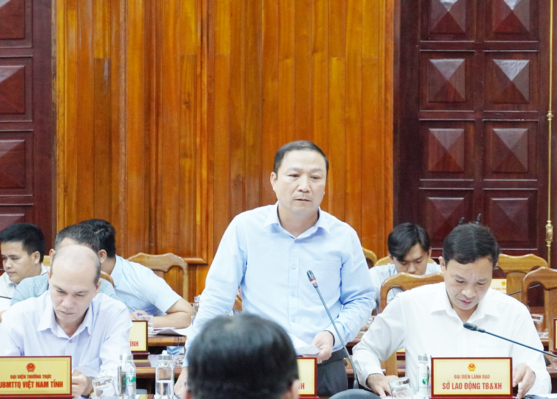 Lãnh đạo Ban Dân tộc tỉnh phát biểu tại hội nghị.