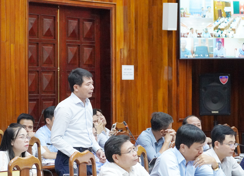 Đồng chí Chủ tịch UBND huyện Bố Trạch phát biểu tại hội nghị.