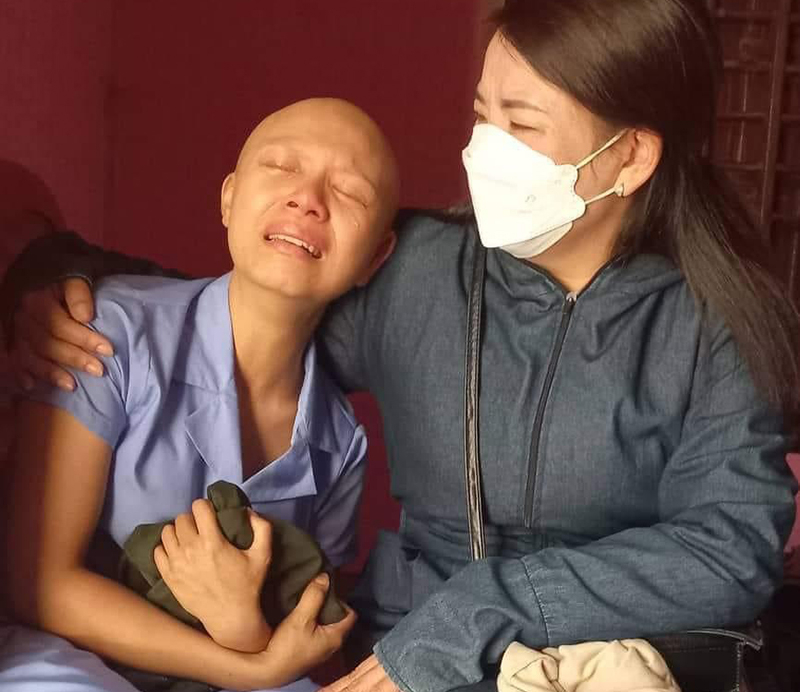 Ngày anh đi, chị Nhi khóc ngất bên những di vật anh để lại. 