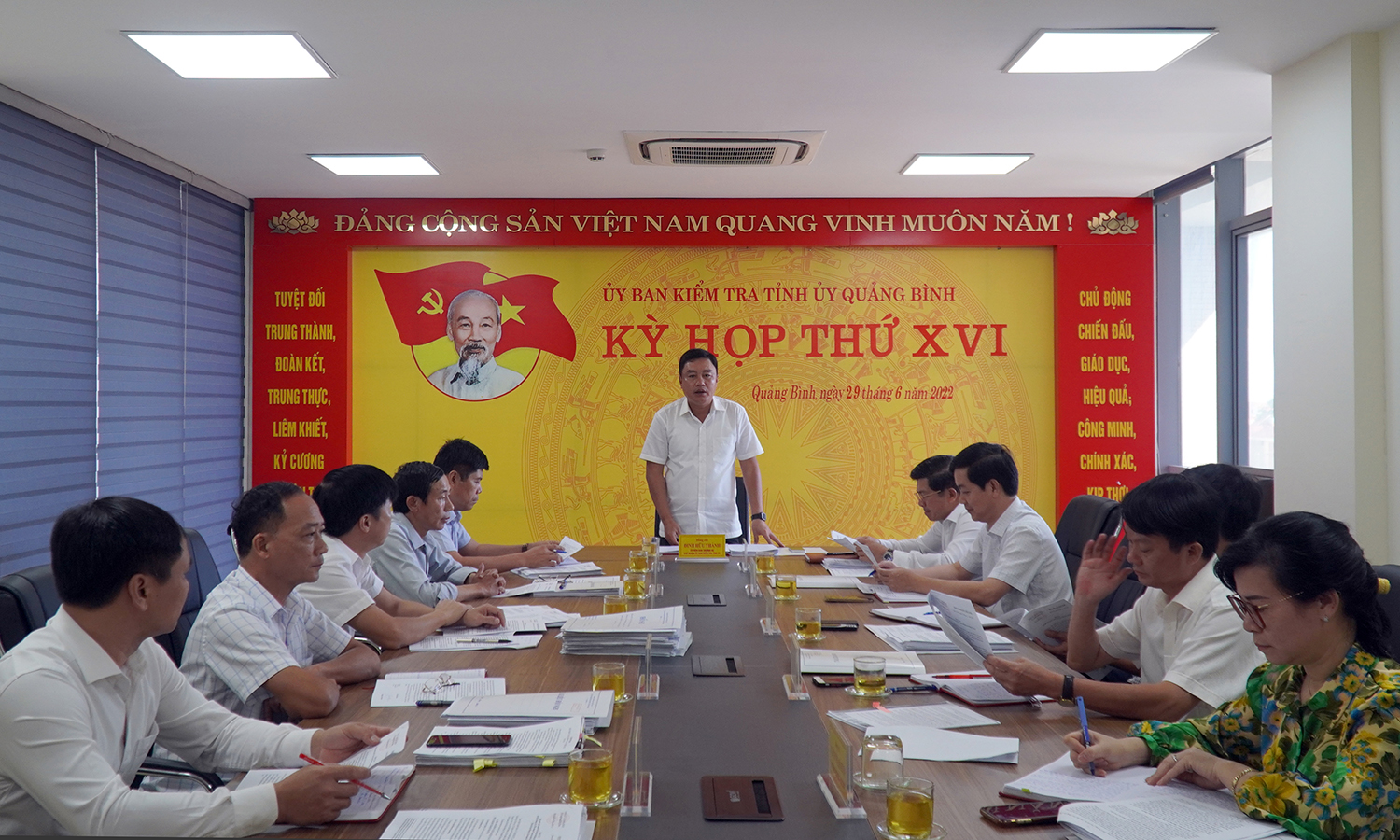 Đồng chí Đinh Hữu Thành, Ủy viên Ban Thường vụ, Chủ nhiệm UBKT Tỉnh ủy điều hành kỳ họp thứ XVI