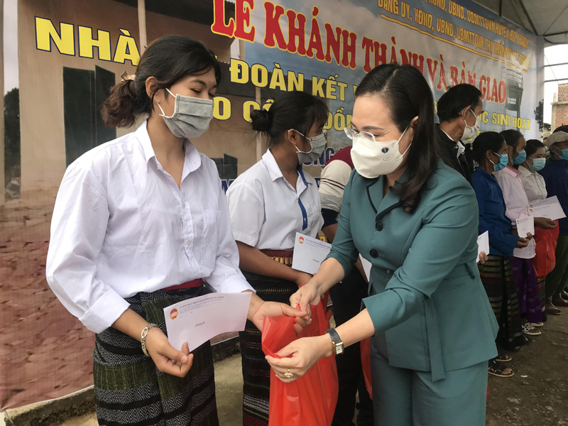 Đồng chí Chủ tịch Ủy ban MTTQVN tỉnh Phạm Thị Hân tặng quà cho các hộ ĐBDTTS tại bản Khe Ngát (thị trấn Nông Trường Việt Trung, Bố Trạch).