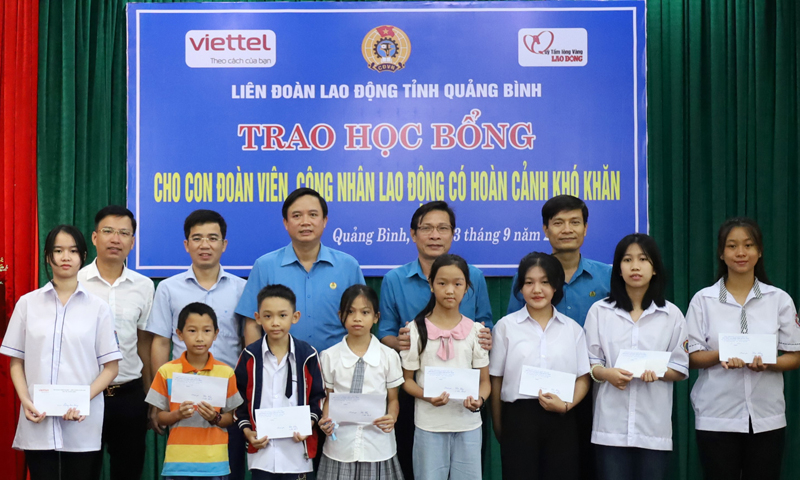 Lãnh đạo Liên đoàn Lao động tỉnh trao học bổng cho con đoàn viên, công nhân lao động có hoàn cảnh khó khăn trên địa bàn TP. Đồng Hới.