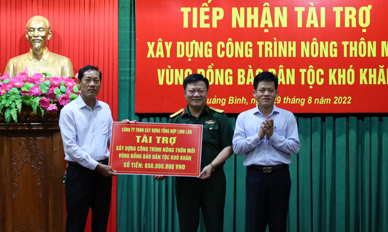  Đồng chí Trưởng ban Dân vận Tỉnh ủy Lê Văn Bảo và đại diện lãnh đạo Bộ Chỉ huy Quân sự tỉnh tiếp nhận tài trợ xây dựng công trình dân sinh cho đồng bào dân tộc thiểu số từ doanh nghiệp.