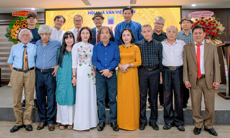 Nhà văn Bảo Ninh cùng lãnh đạo tỉnh và các văn nghệ sĩ Quảng Bình.