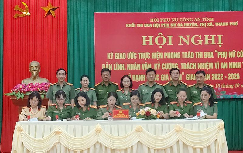 Hội Phụ nữ Công an 8 huyện, thị xã, thành phố ký kết giao ước thi đua giai đoạn 2022-2026.