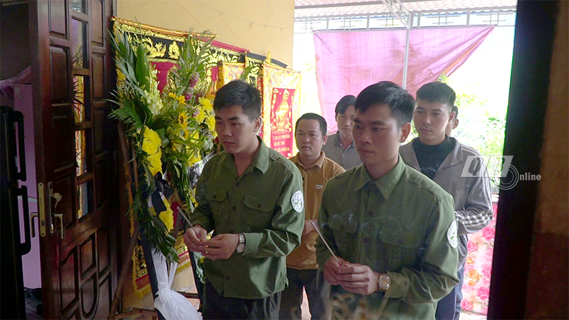 Các đồng nghiệp của anh Hà Đình Phương đến thắp cho anh những nén tâm nhang. 