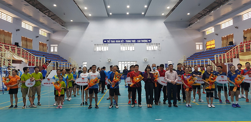 Ban tổ chức tặng hoa chúc mừng các gia đình tham gia giải đấu