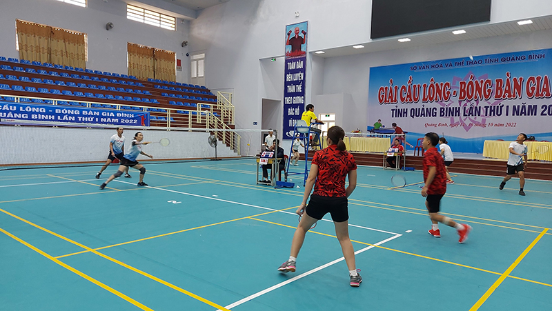 Các VĐV tranh tài sau lễ khai mạc