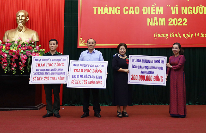 Đồng chí Chủ tịch Ủy ban MTTQVN tỉnh, Trưởng ban vận động Quỹ “Vì người nghèo” tỉnh Phạm Thị Hân trao biển tượng trưng hỗ trợ học bổng cho học sinh và Quỹ Bảo trợ bệnh nhân nghèo tỉnh.