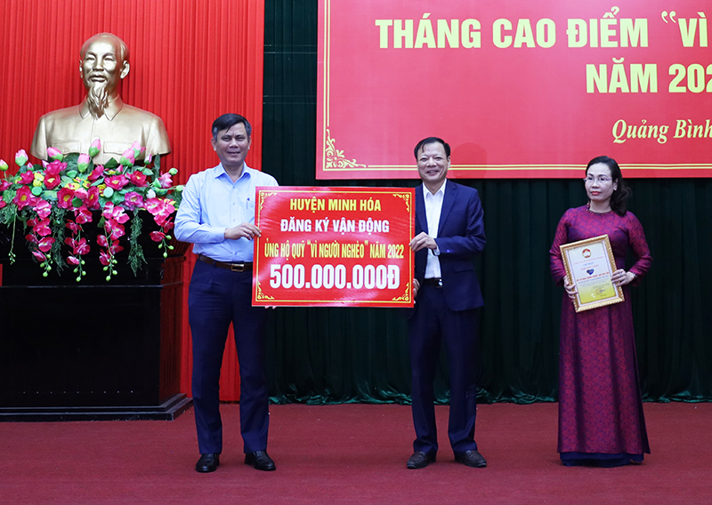 Đồng chí Trần Thắng và  đồng chí Phạm Thị Hân tiếp nhận ủng hộ Quỹ “Vì người nghèo” tỉnh từ các đơn vị.