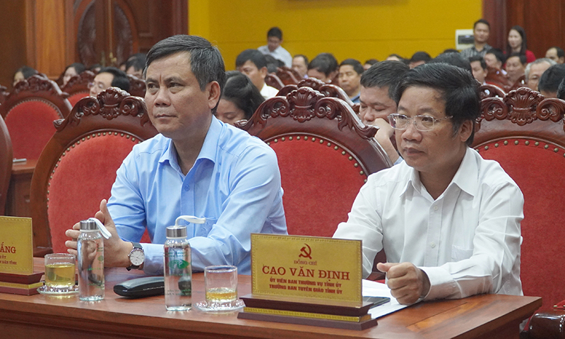 Các đồng chí lãnh đạo tỉnh dự hội nghị