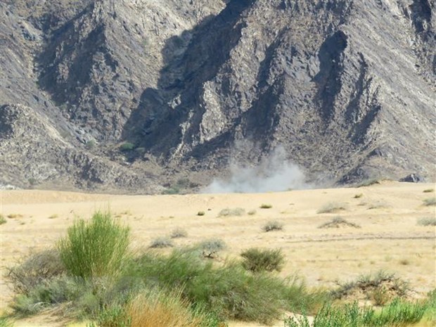 Khói bốc lên trong cuộc giao tranh giữa quân chính phủ Yemen và lực lượng Houthi tại tỉnh Marib ngày 30/3/2021. (Ảnh: AFP/TTXVN)
