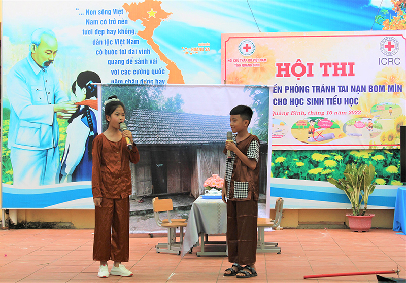 Tiết mục tiểu phẩm về phòng tránh bom mìn của các em tiểu học